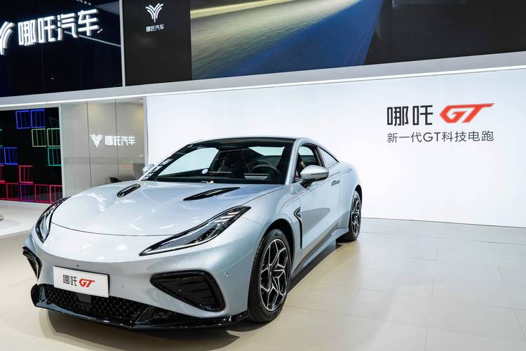 重庆236哪吒汽车在智能汽车领域的表现，领途汽车在新能源汽车市场中的影响力